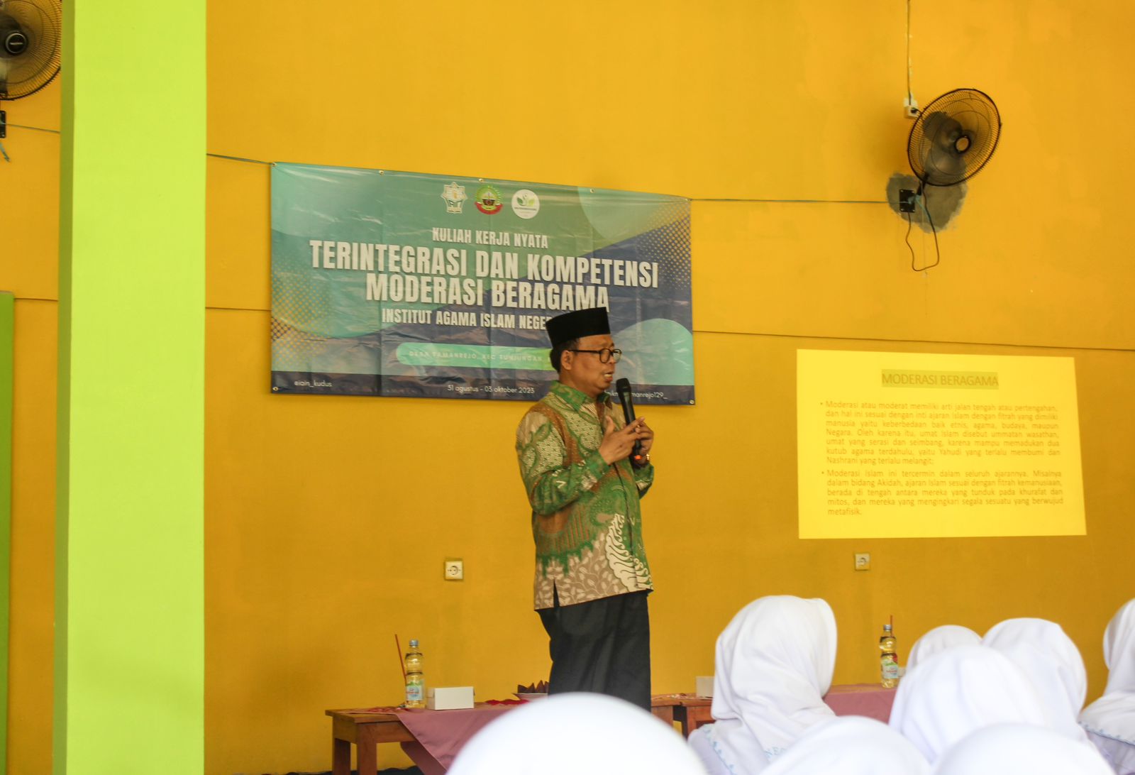 Dosen IAIN Kudus Prof. Dr. H. Masturin, M.Ag. menyampaikan materi tentang moderasi beragama dalam seminar yang digelar KKN-IKMB IAIN Kudus pada Selasa (19/9/2023)