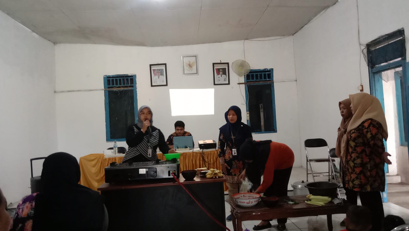 Proses pengolahan Bojasting di Balai Desa Jatiklampok pada Sabtu (16/9/2023) (Dok. Kelompok 007 KKN IAIN Kudus)