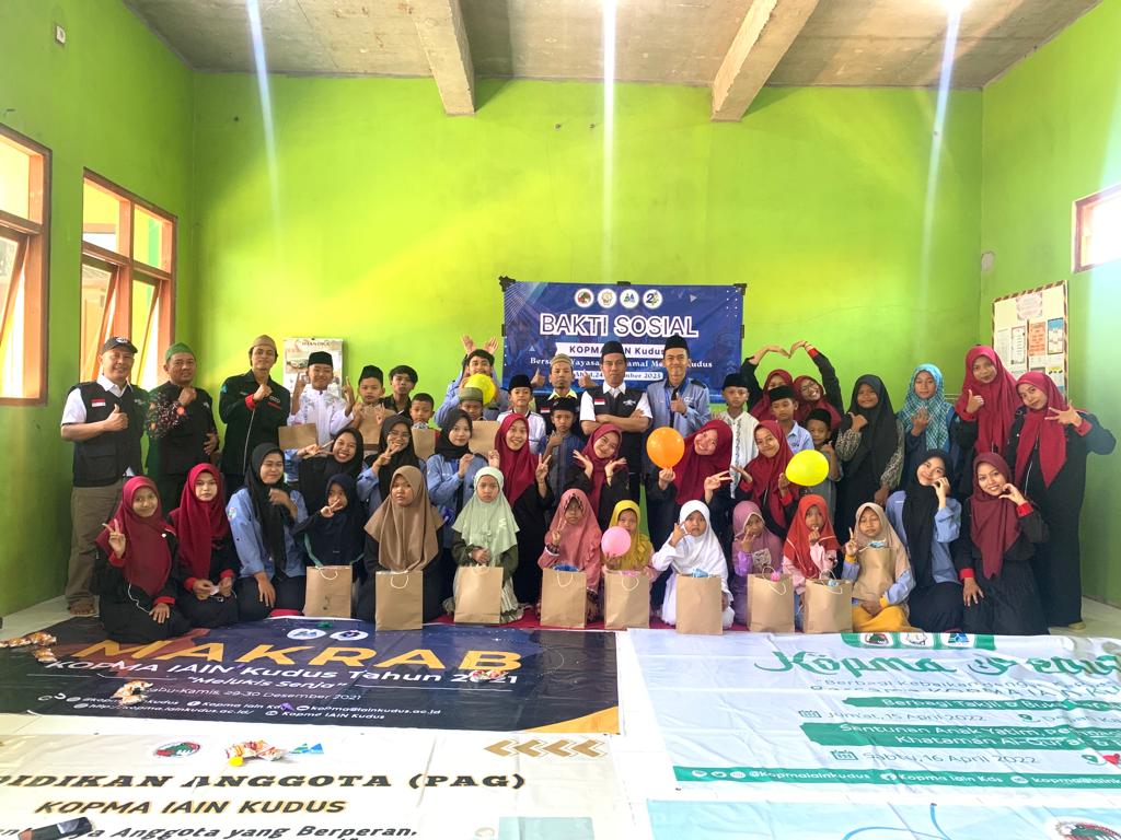 Bakti sosial dalam rangka memperingati ulang tahun KOPMA IAIN Kudus yang ke 24 di MI NU Matholiul Huda, Ahad (24/09)