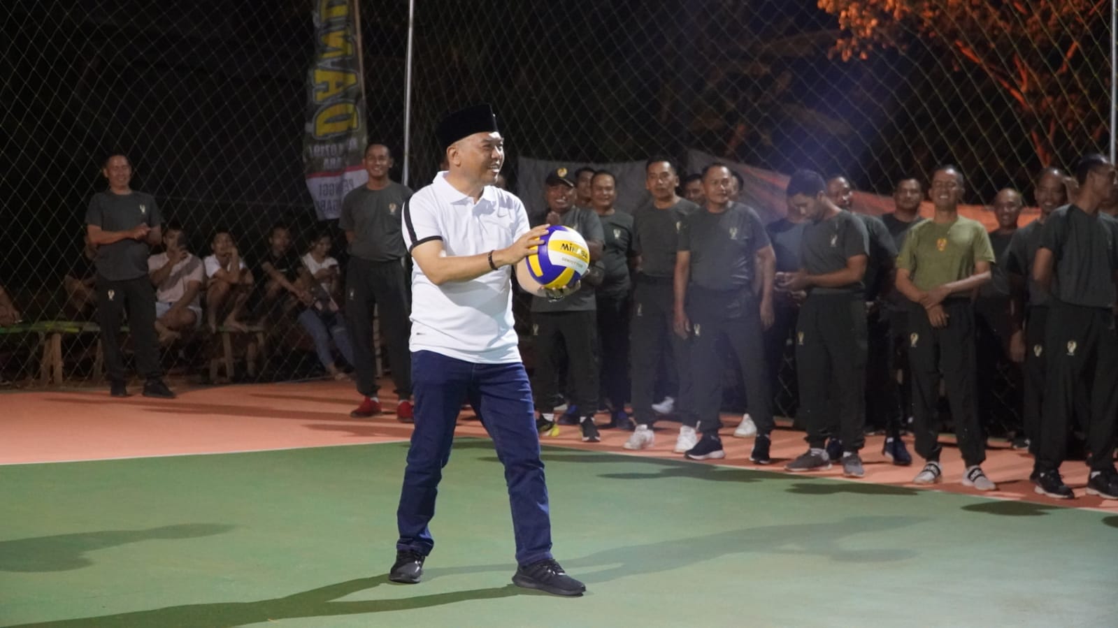 Pj. Bupati Jepara, Edy Supriyanta memegang bola voli. Ia membuka secara resmi turnamen dandim cup dalam rangka HUT TNI ke-78