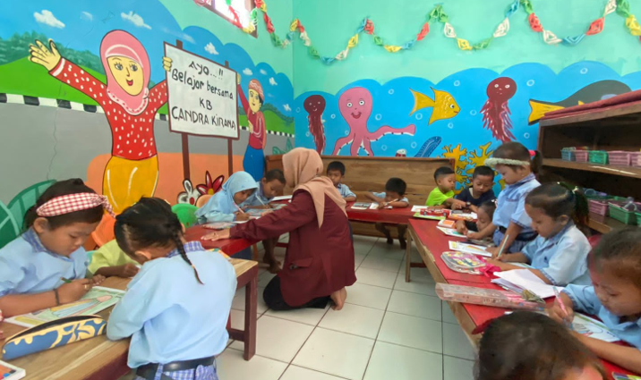 Mahasiswa KKN-IKMB Prodi PIAUD IAIN Kudus ikut berpartisipasi dalam kegiatan pembelajaran di KB Candra Kirana Desa Bacem (Foto: Tim KKN Desa Bacem)