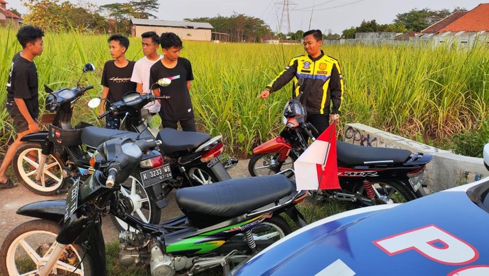 Polres Kudus melakukan penindakan terhadap seratusan motor balap liar di jalanan Gondangmanis, Kamis (31/8/2023 (Foto: Polres Kudus)