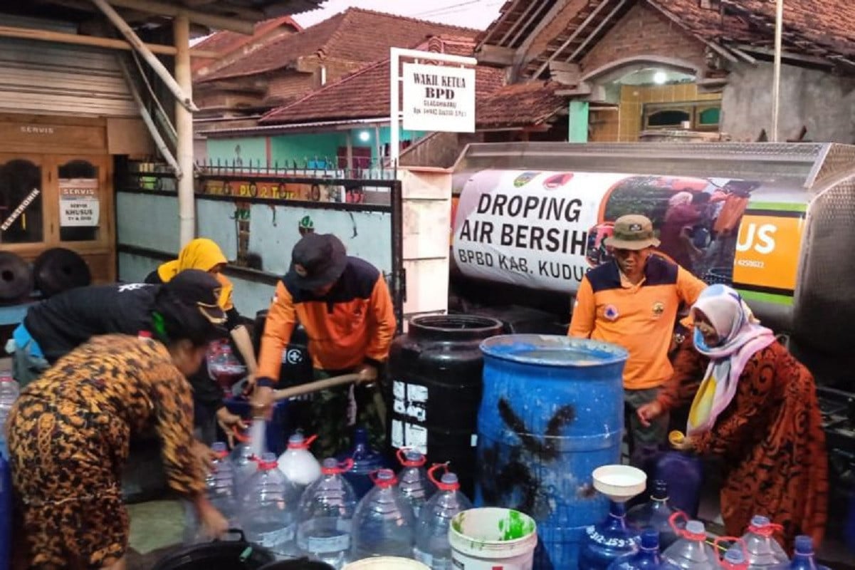 Penyaluran air bersih oleh Badan Penanggulangan Bencana Daerah (BPBD) Kudus (ANTARA/HO-BPBD Kudus)