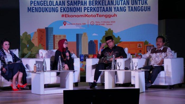 Sekda Jepara Edy Sujatmiko menjadi salah satu pembicara dalam seminar Pengelolaan Sampah Berkelanjutan untuk Mendukung Ekonomi Perkotaan yang Tangguh, Rabu (11/10/2023)