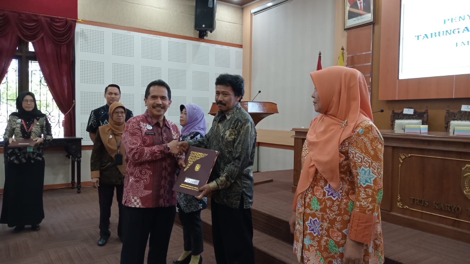 acara Penyerahan SK Pensiun Tabungan Hari Tua, KK, dan E-KTP TMT 1 Oktober 2023 di Gedung Shima, Kompleks Setda Jepara pada Senin, (2/10/2023) (Diskominfo Jepara)