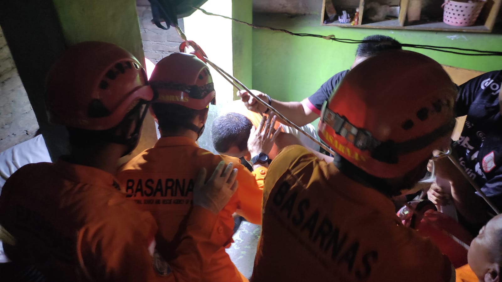 Tim SAR melakukan evakuasi terhadap Matiman (45), pria tuna netra asal Desa Makamhaji RT 02/02 Kecamatan Kartasuro, Kabupaten Sukoharjo yang meninggal usai tercebur sumur (Dok. SAR Semarang)