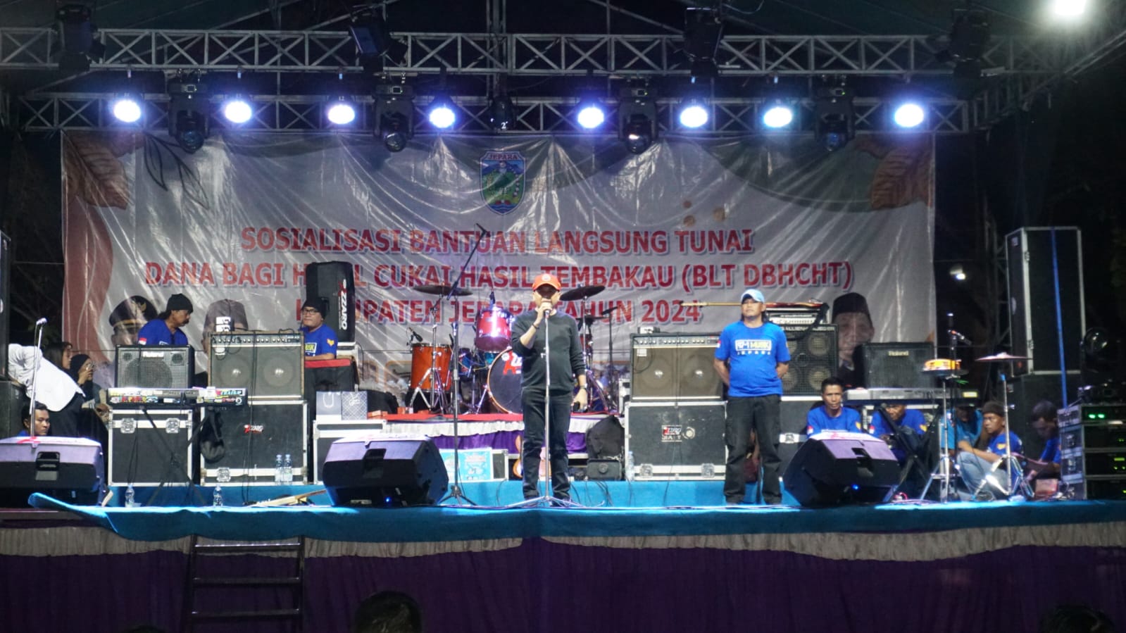 Pj Bupati Jepara dalam sosialiasi BLT DBHCHT Kabupaten Jepara di Alun-alun II Jepara, Sabtu (14/10/2023) malam (Diskominfo Jepara)