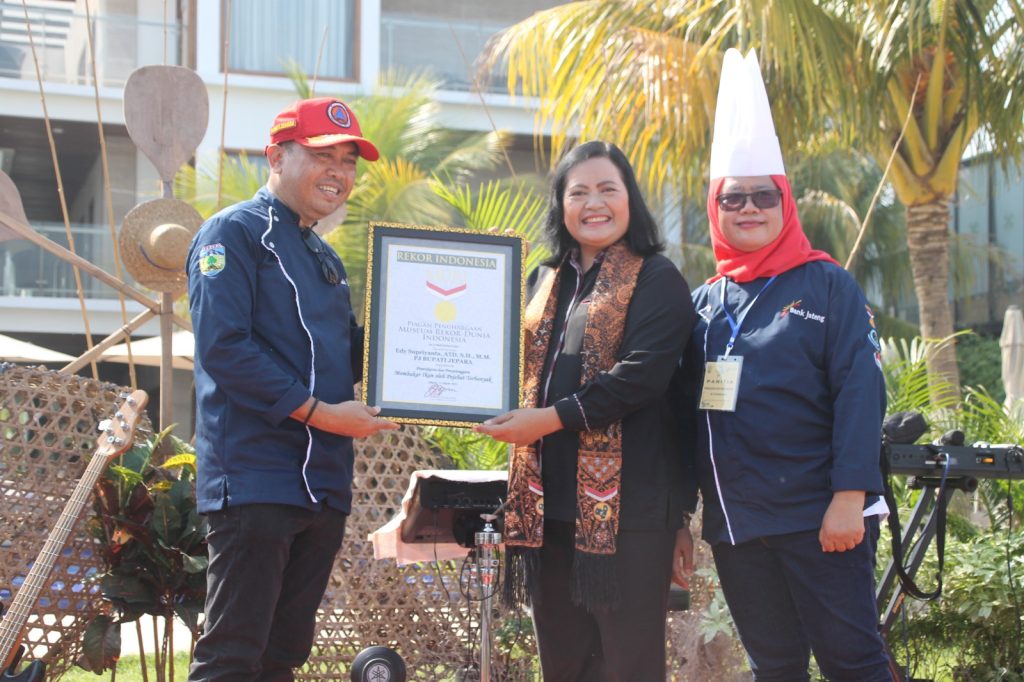 Jepara Catatkan Rekor MURI Membakar Ikan Terbanyak 2 WhatsApp Image 2023 10 15 at 14.00.12 1