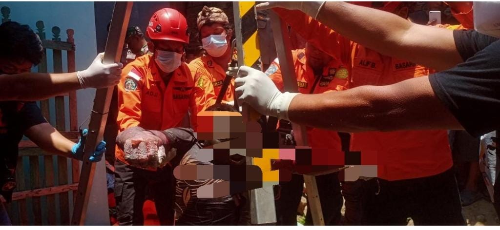 Tim SAR melakukan evakuasi pada warga Demak yang meninggal usai tercebur sumur (Dok. SAR Semarang)