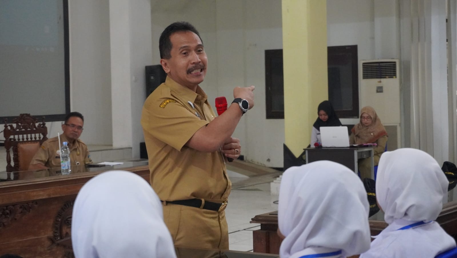 Sekda Kabupaten Jepara Edy Sujatmiko saat membuka kegiatan Pelatihan Pengembangan Kompetensi Guru PPPK angkatan ketiga tahun 2023 di auditorium Balai Besar Pengembangan Budidaya Air Payau (BBPBAP) pada Senin (16/10/2023) (Diskominfo Jepara)