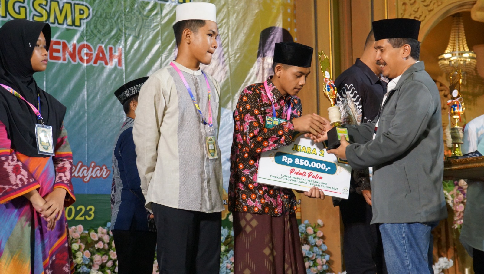 Pemberian hadiah pada penutupan MAPSI jenjang SMP tingkat Jawa Tengah pada Sabtu (21/10/2023)
