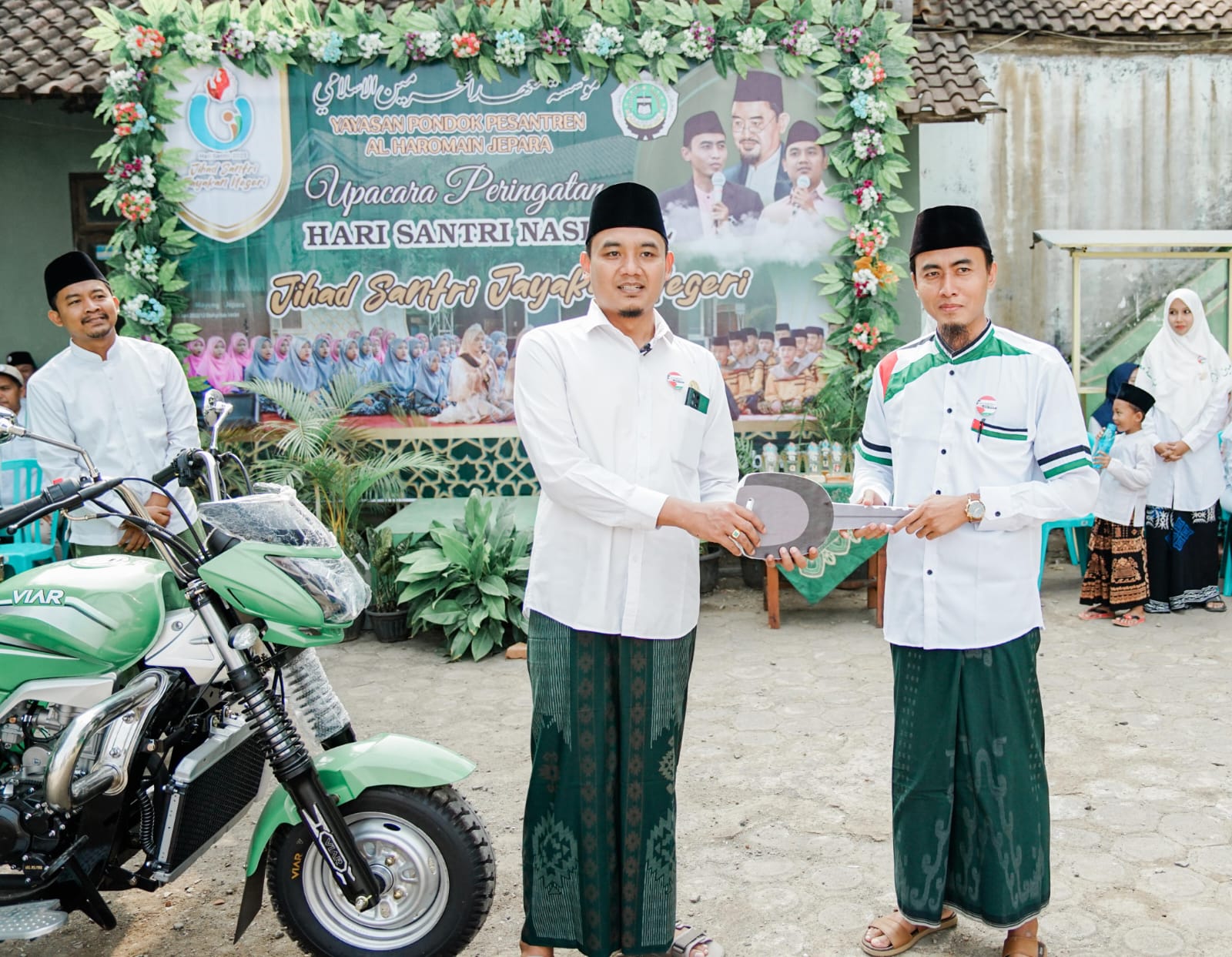 Penyerahan bantuan motor sampah oleh Ketua DPRD Jepara Gus Haiz berlangsung saat acara memperingati Hari Santri ke-9 pada Senin (23/10/2024) di Ponpes Al-Haromain Rajekwesi (Istimewa)