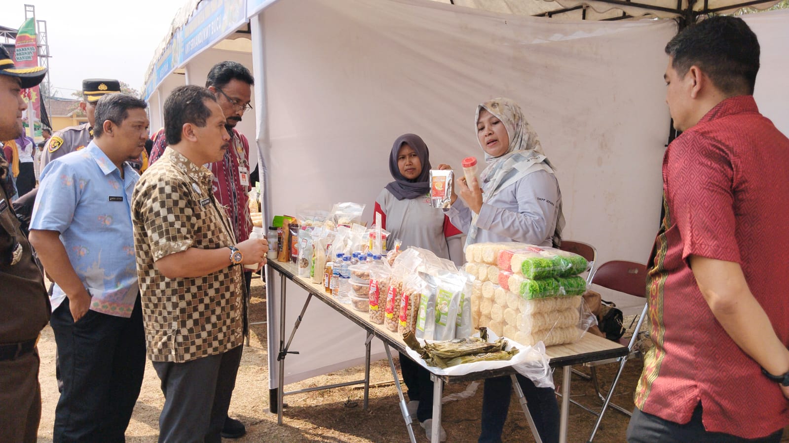 Sekda Jepara bersama jajaran Pemkab Jepara mengunjungi pameran pangan murah di lapangan Bangsri Jepara. (istimewa)