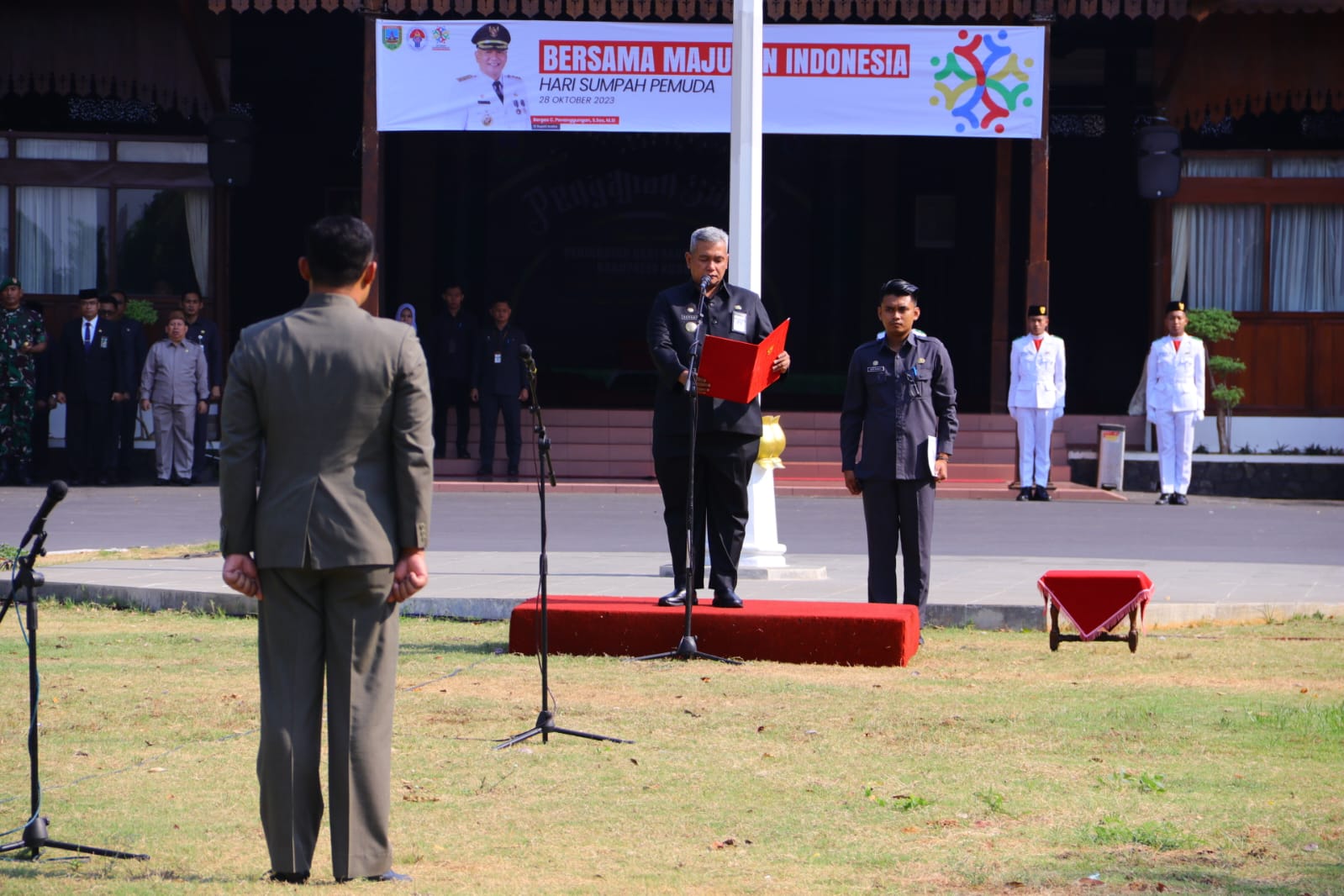 Pj. Bupati Kudus Bergas Catursasi Penanggungan membacakan sambutan Menteri Pemuda dan Olahraga. Sesuai tema "Bersama Majukan Indonesia" dengan logo HSP ke-95. (foto:istimewa)