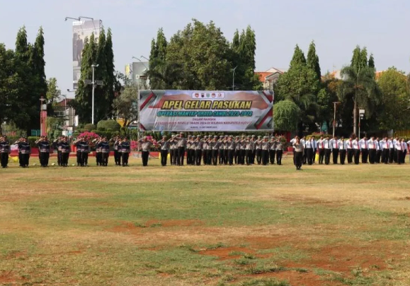 Apel Gelar Pasukan Operasi Mantap Brata Candi 2023-2024 di Alun-alun Simpang Tujuh Kudus sebagai pengecekan terakhir ratusan personel gabungan dan sarana prasana pengamanan Pemilu 2024 pada Jumat (20/10/2023) (Foto: ANTARA Jateng)