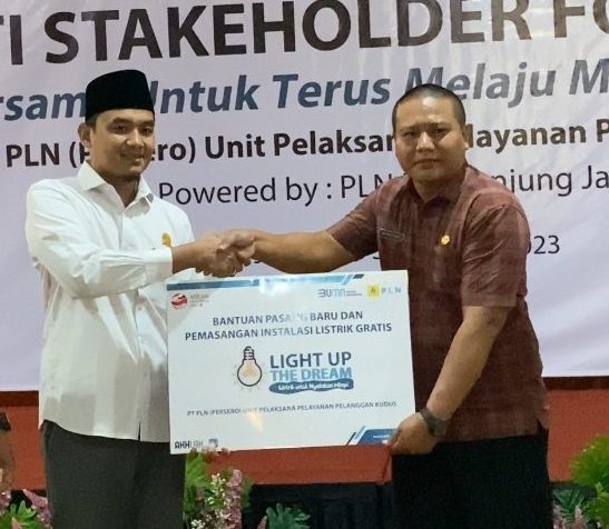 Ketua Dewan Perwakilan Rakyat Daerah (DPRD) Kabupaten Jepara, Haizul Ma'arif saat acara penyerahan bantuan listrik gratis, baru-baru ini . (ISTIMEWA-KLIKFAKTA.COM)
