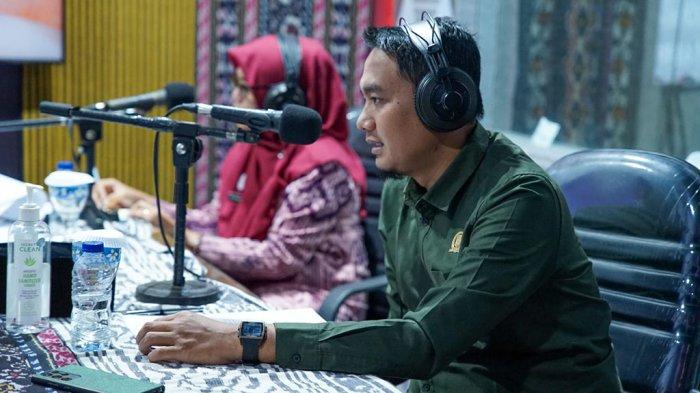 Ketua Dewan Perwakilan Rakyat Daerah (DPRD) Kabupaten Jepara, Haizul Ma'arif atau Gus Haiz dalam acara dialog di Radio Kartini Jepara. (ISTIMEWA-KLIKFAKTA.COM)