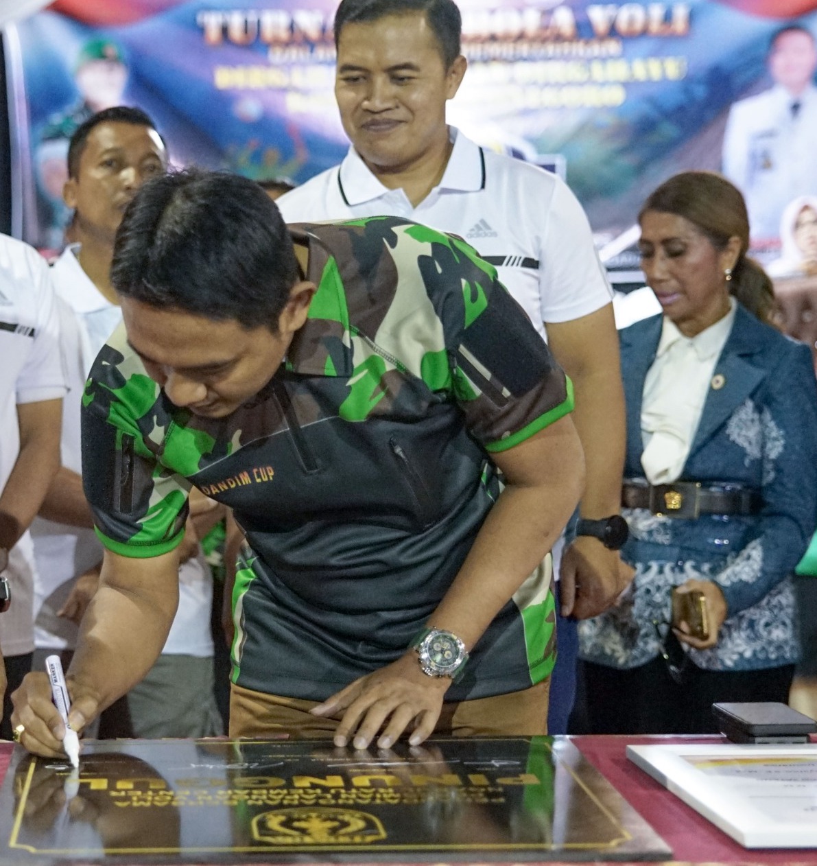 Ketua DPRD Jepara Haizul Ma'arif atau Gus Haiz memberikan apresiasi atas terselenggaranya turnamen bola voli Dandim Cup. (ISTIMEWA-KLIKFAKTA.COM)