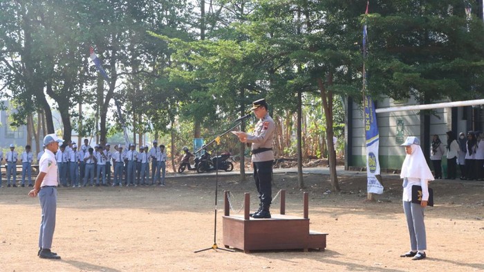 Personel jajaran Polres Jepara melakukan kegiatan Police Go to School (Foto: detikJateng)