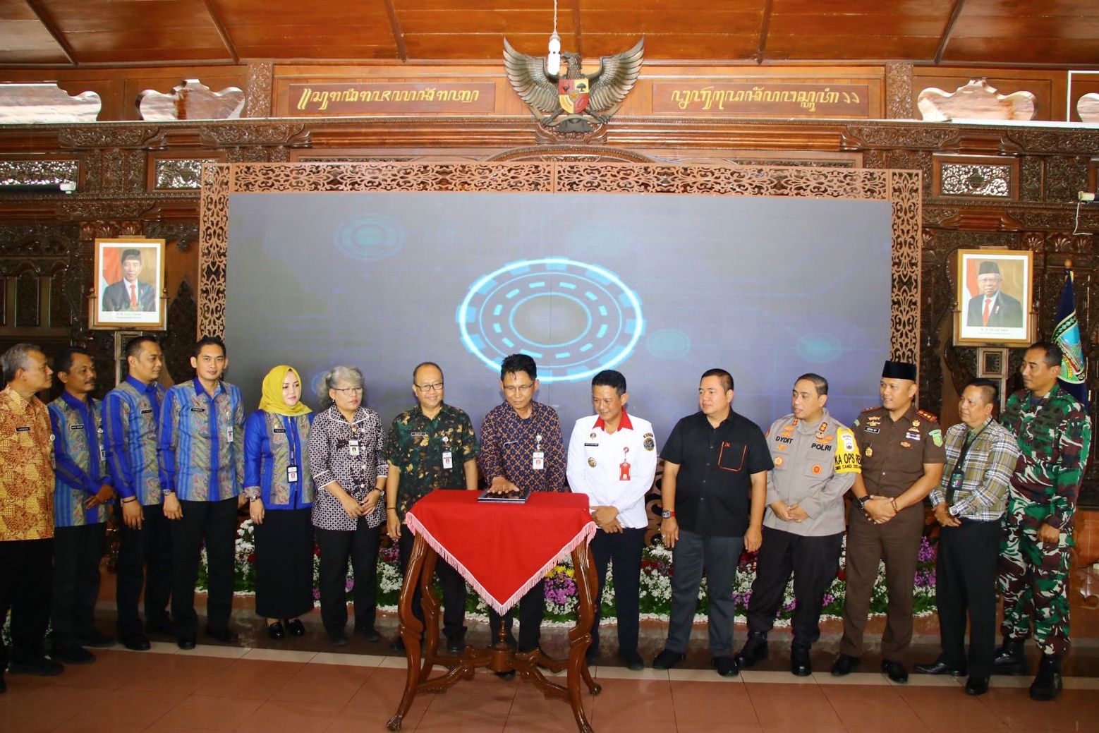 Launching keempat inovasi tersebut dilaksanakan di Pendopo Kabupaten Kudus pada Rabu (15/11) yang dihadiri pula oleh Direktur Keamanan Siber dan Sandi Pemerintah Daerah Badan Siber dan Sandi Negara, jajaran Forkopimda Kudus, Kabid Persandian dan KL Dinas Kominfo Provinsi Jawa Tengah, serta pimpinan OPD Kabupaten Kudus. (foto:istimewa)