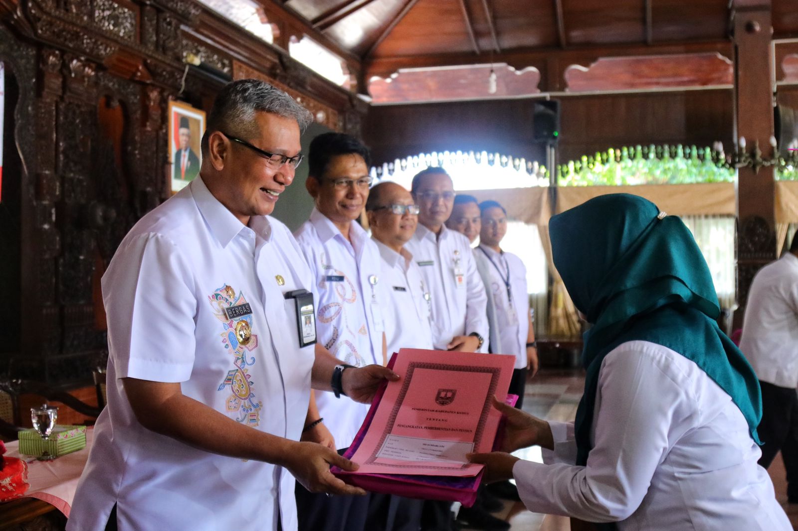 Pj Bupati Kudus menyerahkan SK Pensiun kepada 38 PNS pada Kamis (30/11/2023) (Diskominfo Kudus)