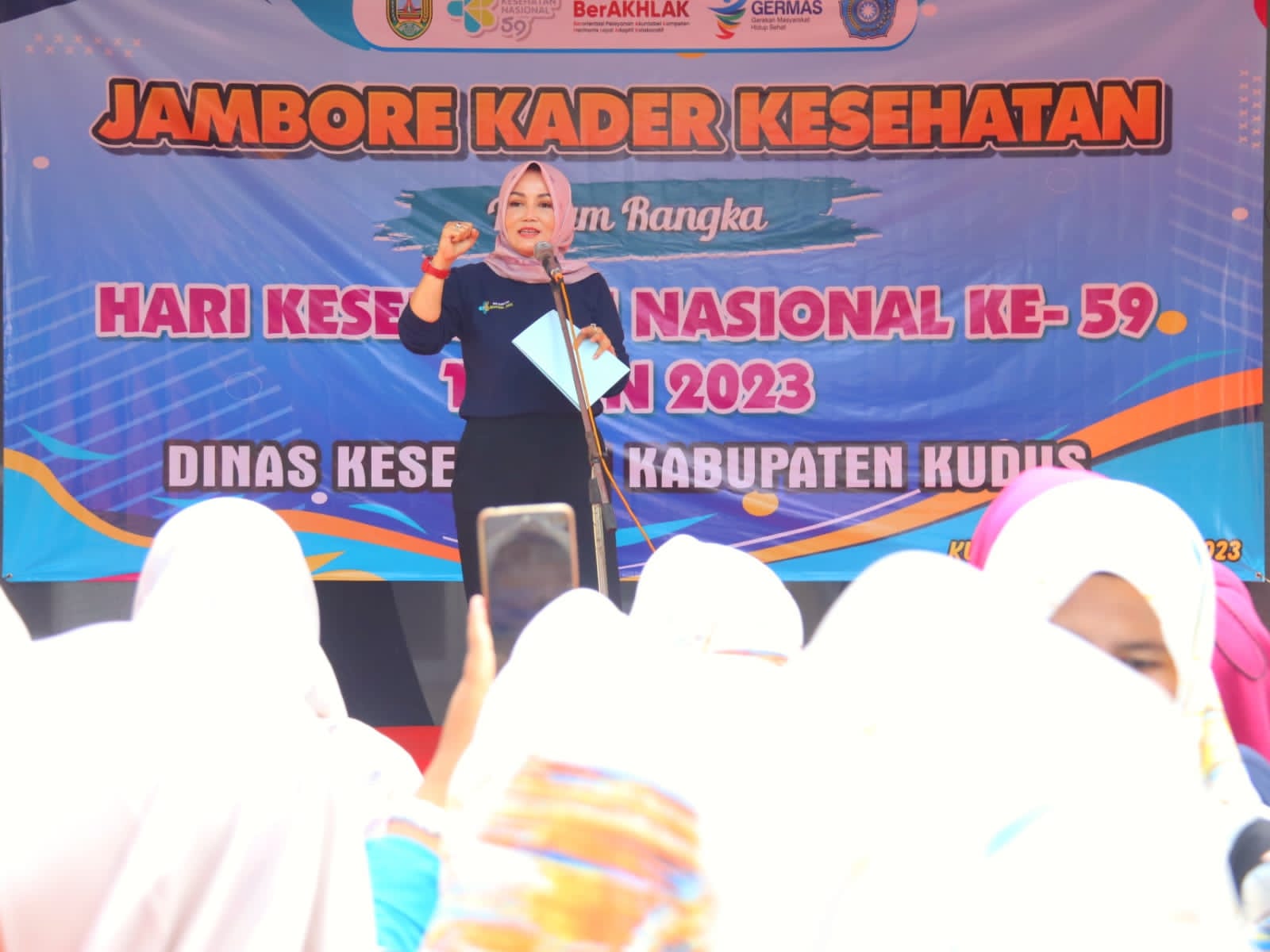 Penjabat (Pj) Ketua TP PKK Kudus, Yusi Bergas Catursasi Penanggungan saat menghadiri Jambore Kader Kesehatan dalam rangka Hari Kesehatan Nasional Ke-59 Tahun 2023 yang diselenggarakan oleh Dinas Kesehatan Kabupaten Kudus di Taman Museum Kretek, Selasa (7/11).