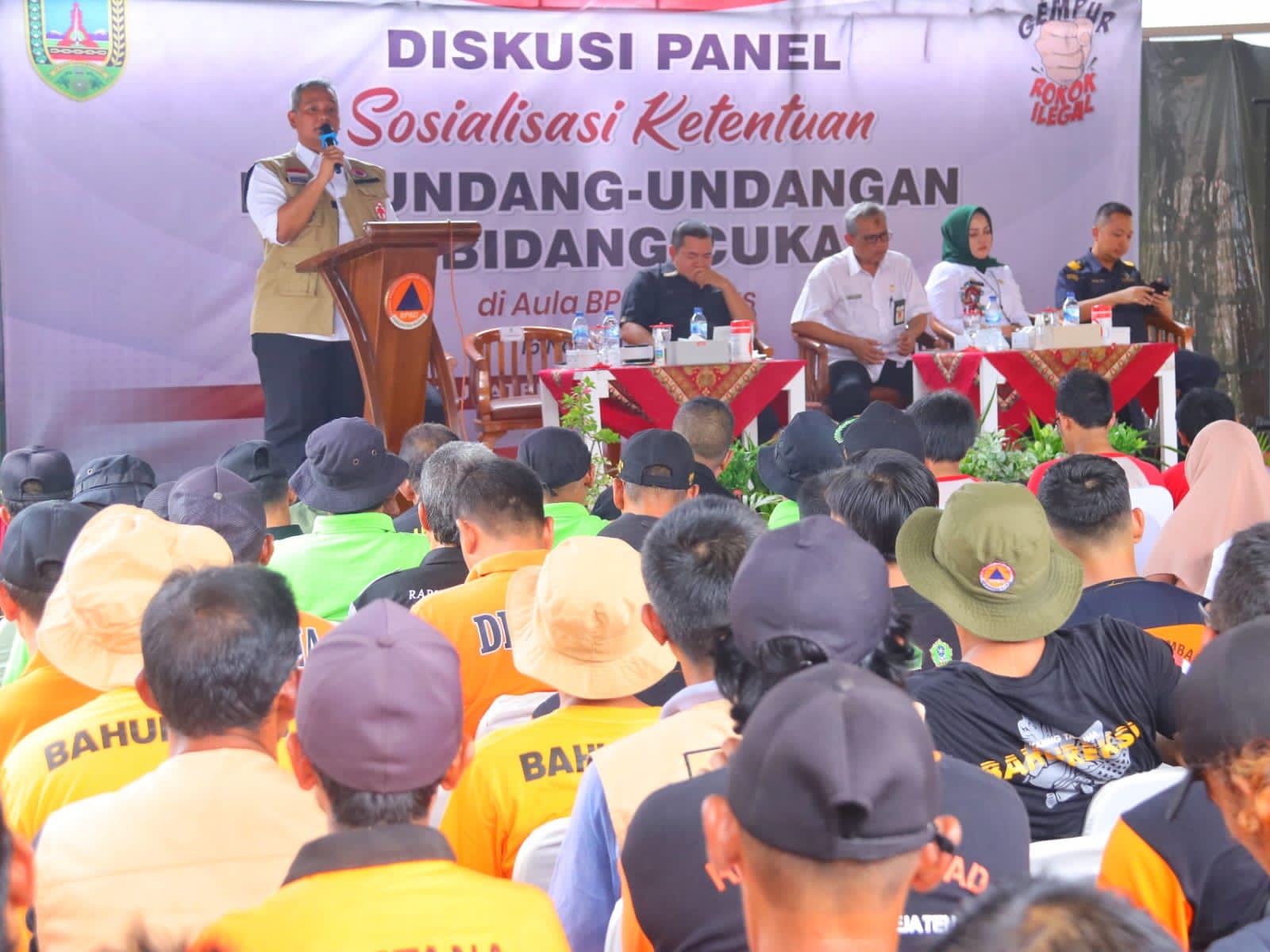 Relawan Badan Penanggulangan Bencana Daerah (BPBD) Kudus ikut Sosialisasi Ketentuan Perundang-undangan di Bidang Cukai bertempat di halaman Kantor BPBD Kudus, Kamis (16/11)