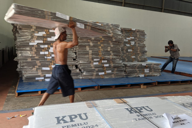 Belasan ribu bilik suara logistik Pemilu 2024 disimpan di gudang logistik KPU Pati (Foto: GATRA)