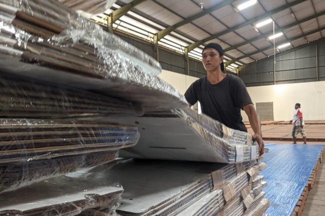 Sejumlah plastik pembungkus kotak suara di Gudang Logistik KPU Pati mengalami kerusakan (Foto: GATRA)