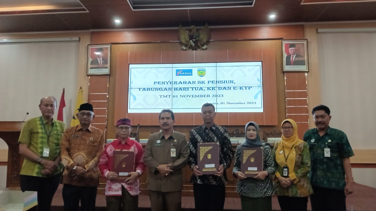 Penyerahan SK Pensiun TMT 1 November 2023 di Gedung Shima Kabupaten Jepara pada Rabu, (1/11/2023) (Diskominfo Jepara)