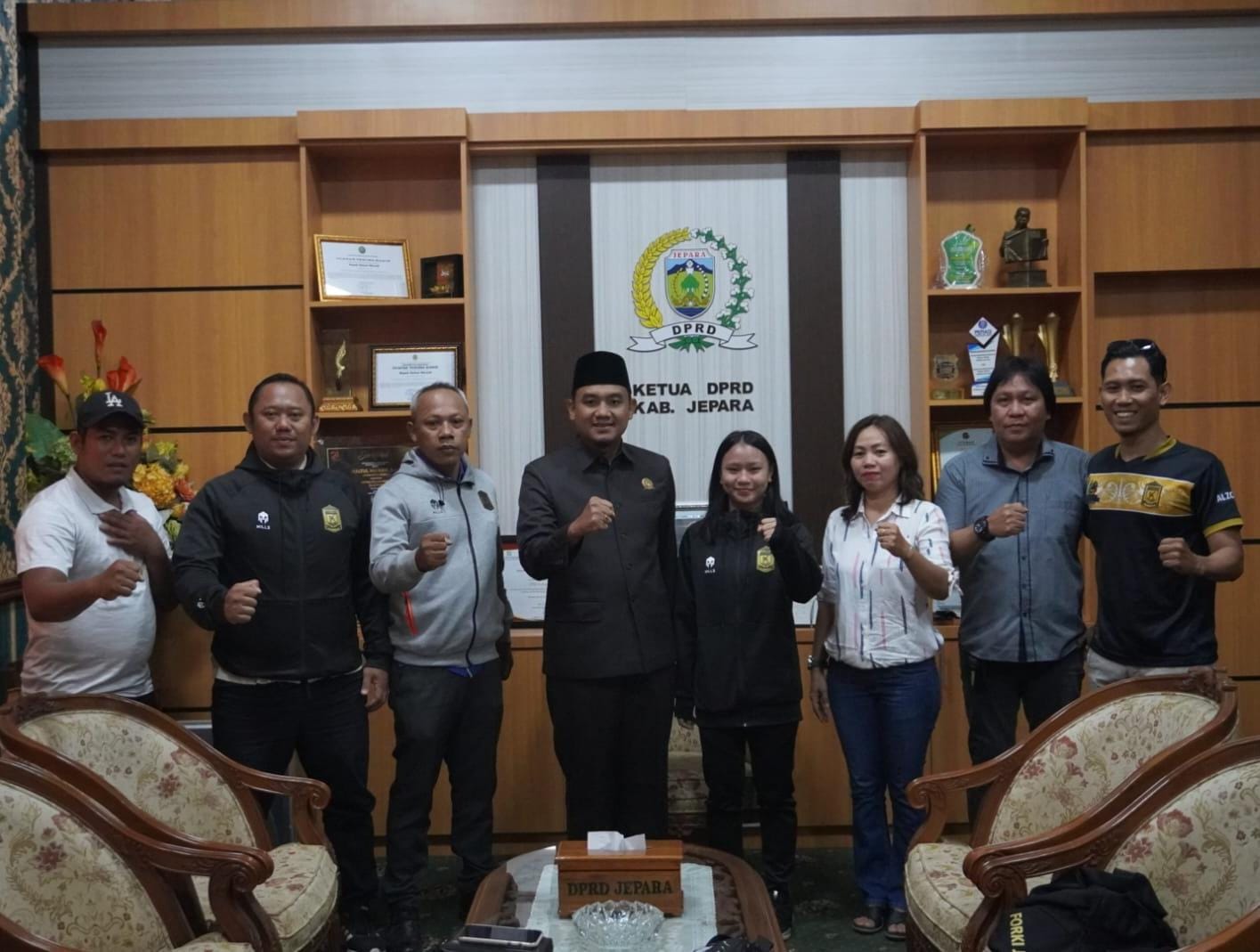 Ketua DPRD Jepara Haizul Ma'arif melepas kontingen karate Jepara pada Rabu (2/11/2023) di ruang kerja DPRD Kabupaten Jepara (Istimewa)