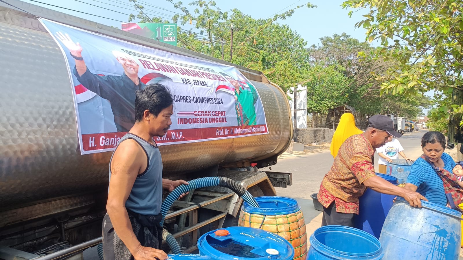 Relawan Ganjar Presiden (RGP) 2024 melakukan penyaluran bantuan 40 ribu liter air bersih terhadap warga terdampak kekeringan di Desa Kedungmalang, Kecamatan Kedung, Kabupaten Jepara (Istimewa)