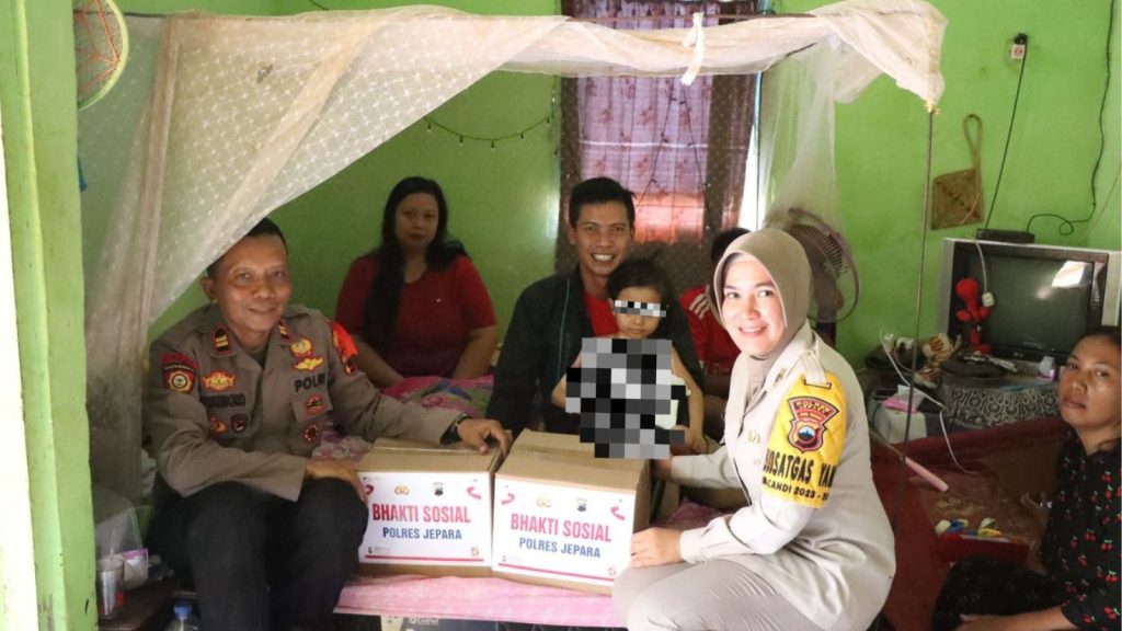 Tim Sidokkes Polres Jepara memberikan bantuan sosial sekaligus melihat kondisi terakhir PS, bocah 5 tahun yang mengalami luka bakar akibat tersambar api pembakaran sampah di rumahnya, Desa Mambak, Kecamatan Pakis Aji, Kamis (02/11/2023)