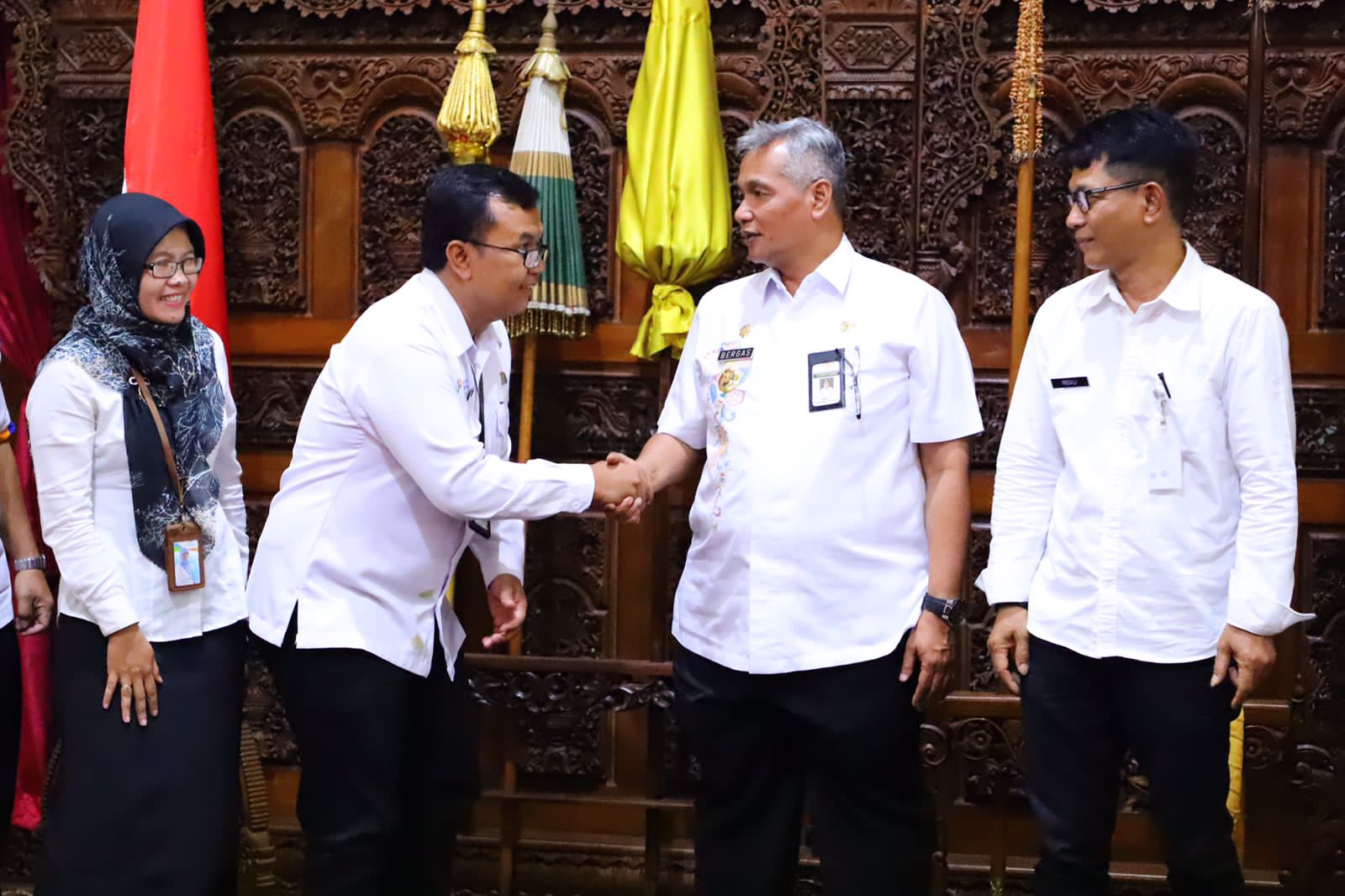 Penjabat (Pj.) Bupati Kudus Bergas Catursasi Penanggungan saat menerima Kepala Badan Pusat Statistik (BPS) Kudus Eko Suharto beserta jajaran di Pendapa Kabupaten Kudus, Kamis (2/11/2023)