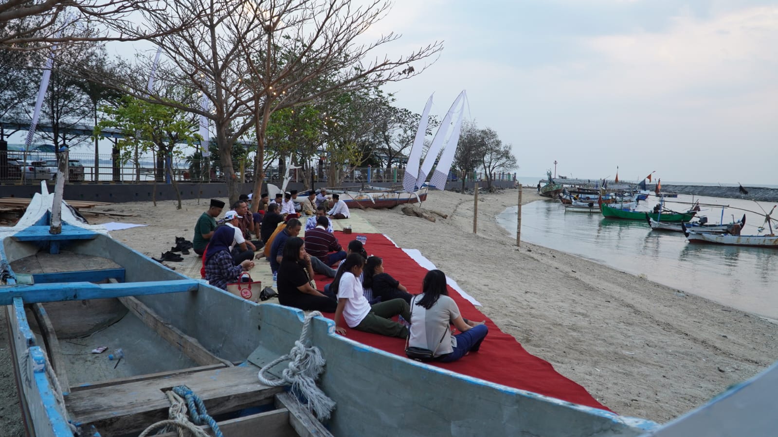 Spot baru Pantai Kartini yakni pantai berpasir putih yang menyajikan pesona senja (Diskominfo Jepara)