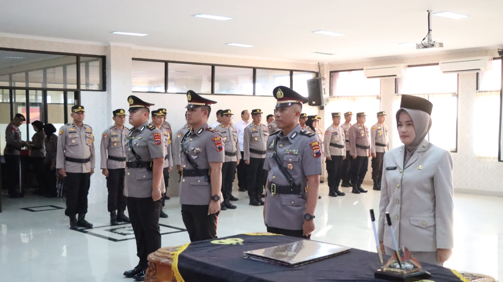 Upacara serah terima jabatan (Sertijab) Kasatlantas dan Kasidokkes dipimpin Kapolres Jepara AKBP Wahyu Nugroho Setyawan di Aula Mapolres Jepara, Sabtu (4/11/2023) (Dok. Polres Jepara)