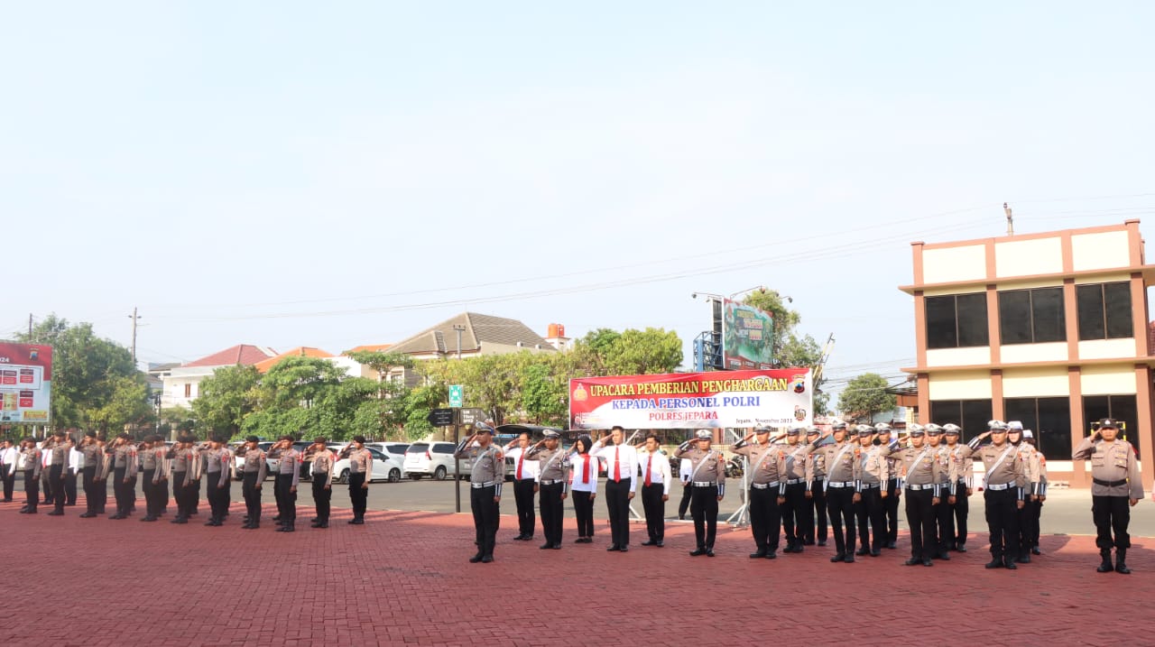 Penyerahan penghargaan kepada 27 personel Polres Jepara berlangsung dalam apel pagi di halaman Mapolres Jepara, Senin (6/11/2023)