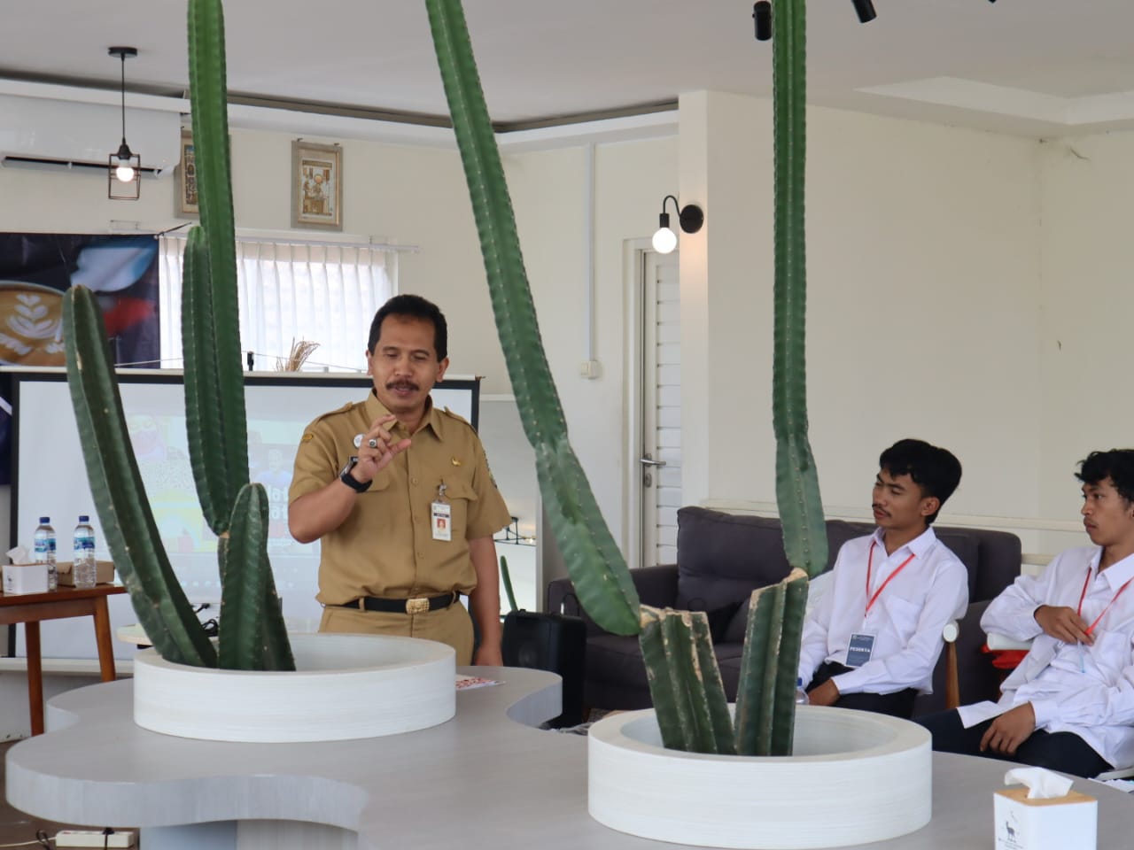 Sekretaris Daerah (Sekda) Kabupaten Jepara Edy Sujatmiko saat memberi motivasi kepada peserta pelatihan tersebut di salah satu café di Desa Bandengan pada Senin (6/11/2023)