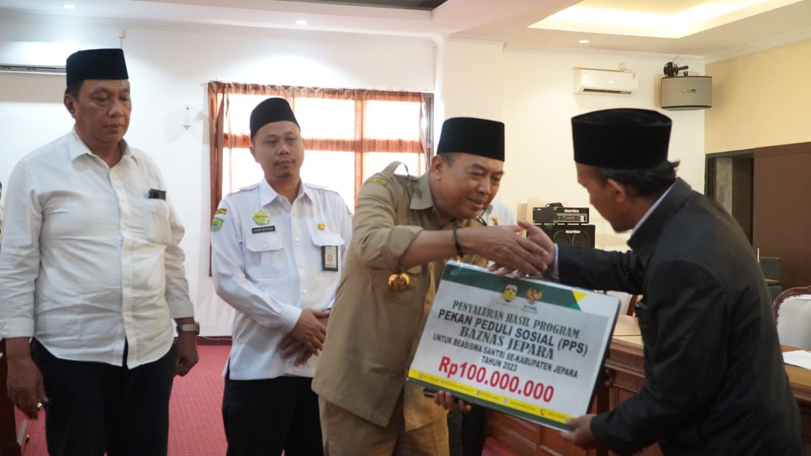 Beasiswa diserahkan oleh Penjabat (Pj) Bupati Jepara Edy Supriyanta, didampingi Pelaksana Tugas (Plt) Kepala Kementerian Agama Kabupaten Jepara Akhsan Muhyiddin dan Ketua Baznas Kabupaten Jepara Ir. Sholih di Aula OPD Bersama, Senin, (6/11/2023).