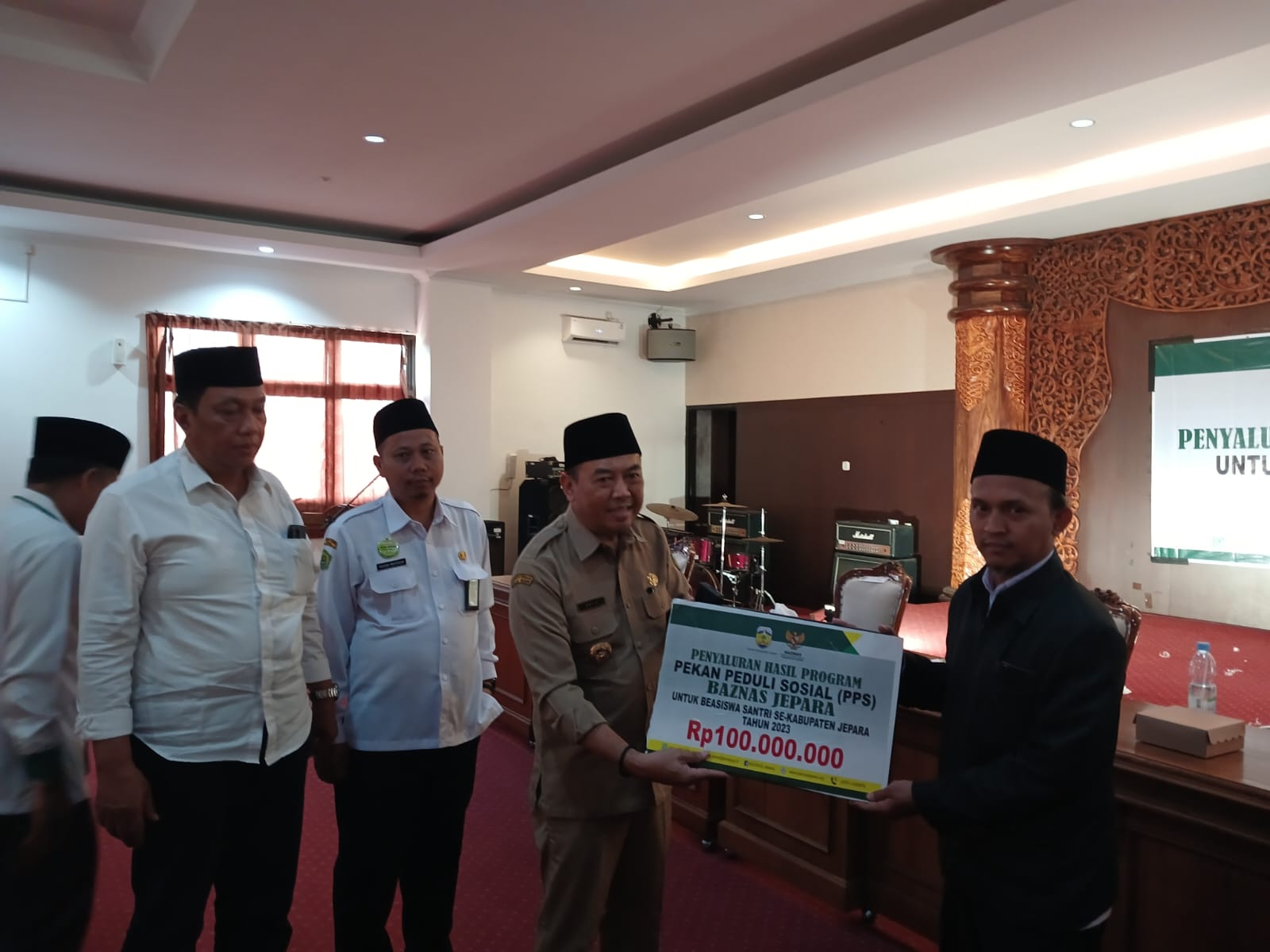 Pj Bupati Jepara menyerahkan hasil program peduli sosial (PPS) kepada perwakilan santri dan panti asuhan se-Kabupaten Jepara (Klikfakta/Nur Ithrotul Fadhilah)