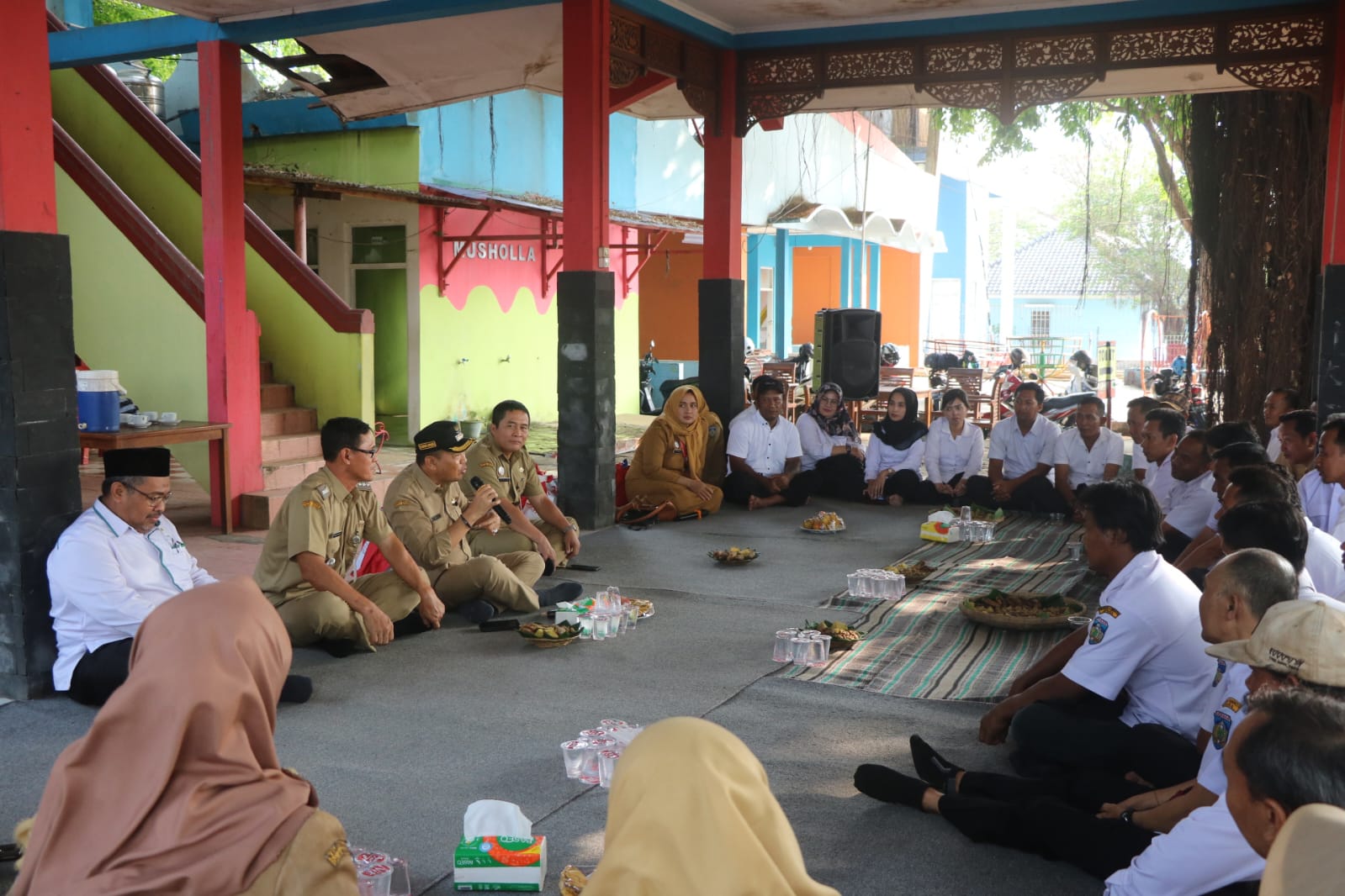 Pj Bupati Jepara bersama para petugas kebersihan Pantai Kartini, beserta pejabat-pejabat teras Dinas Pariwisata dan Kebudayaan (Disparbud), Senin (6/11/2023) sore (Diskominfo Jepara)