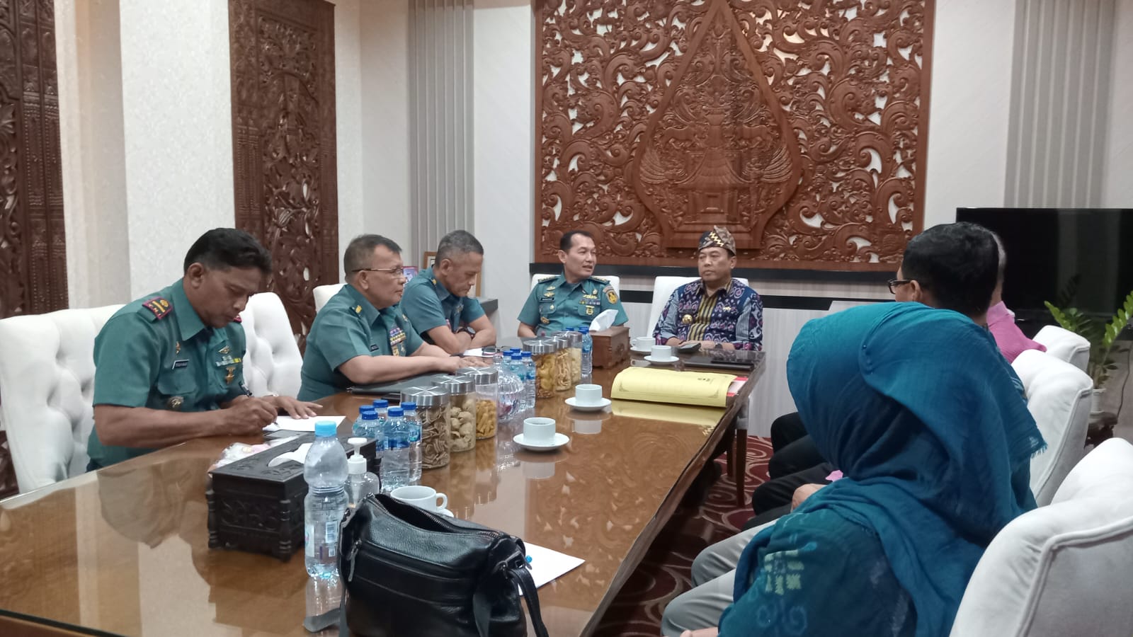 Pertemuan antara para dosen dengan Pj Bupati Jepara Edy Supriyanta. Turut hadir mendampingi Edy Marwoto selaku Kepala Dinsospermasdes Kabupaten Jepara, Umar Chotob Kepala Diskarpus Kabupaten Jepara, Plt. Kepala Disparbud Kabupaten Jepara Musthakim, dan Kabid Kebudayaan Disparbud Ida Lestari di Ruang Kerja Bupati pada Selasa, (7/11/2023).