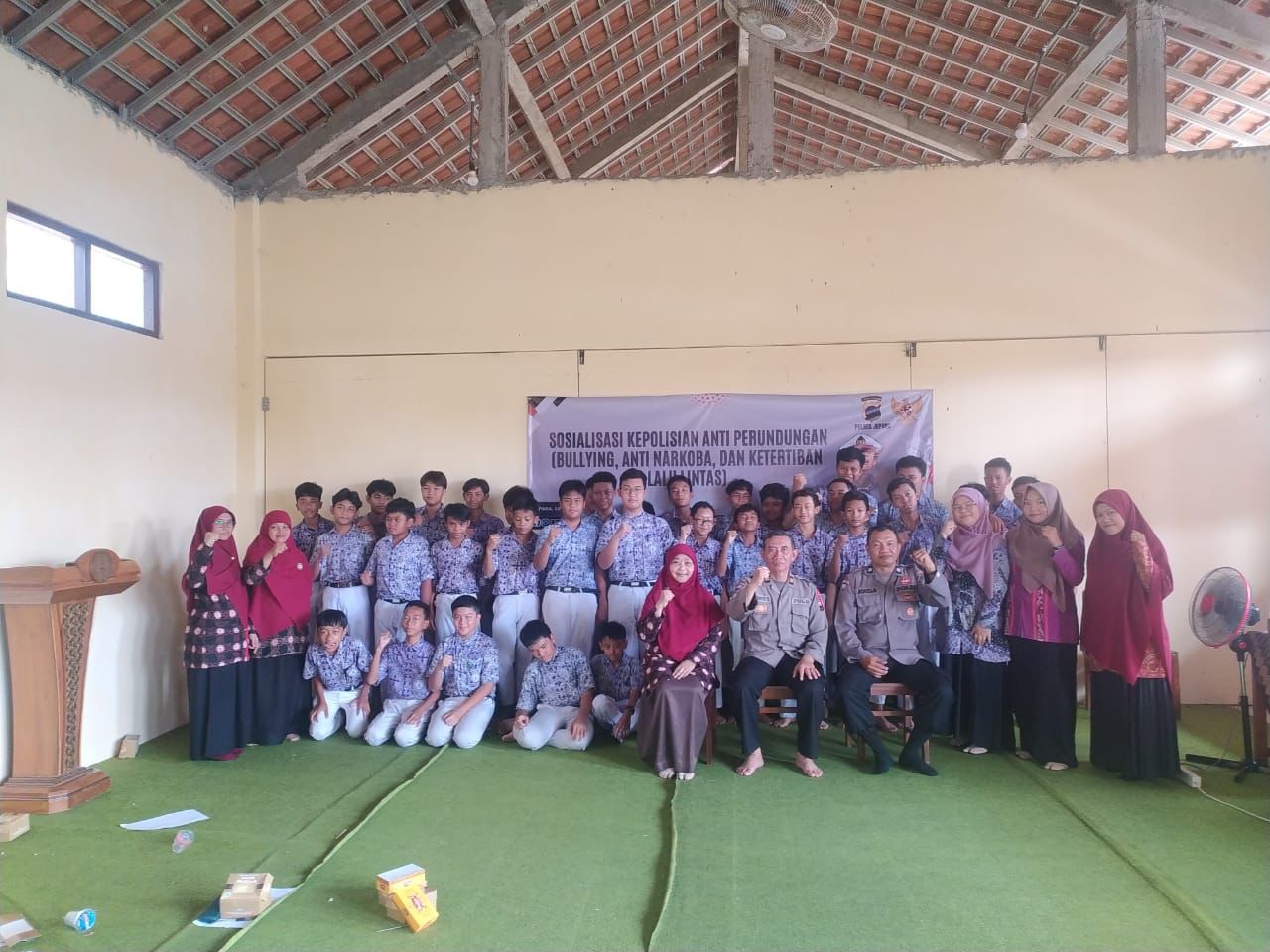 Satuan Pembinaan Masyarakat (Satbinmas) Polres Jepara menugaskan KBO Iptu Wahyu Santosa dan Kanitbintibsos Aiptu Joko Suranto bersama Briptu Azka Fikron untuk melakukan sosialisasi cegah perundungan dan tata tertib lalu lintas di SMP IT Amal Insani Jepara (Dok Polres Jepara)