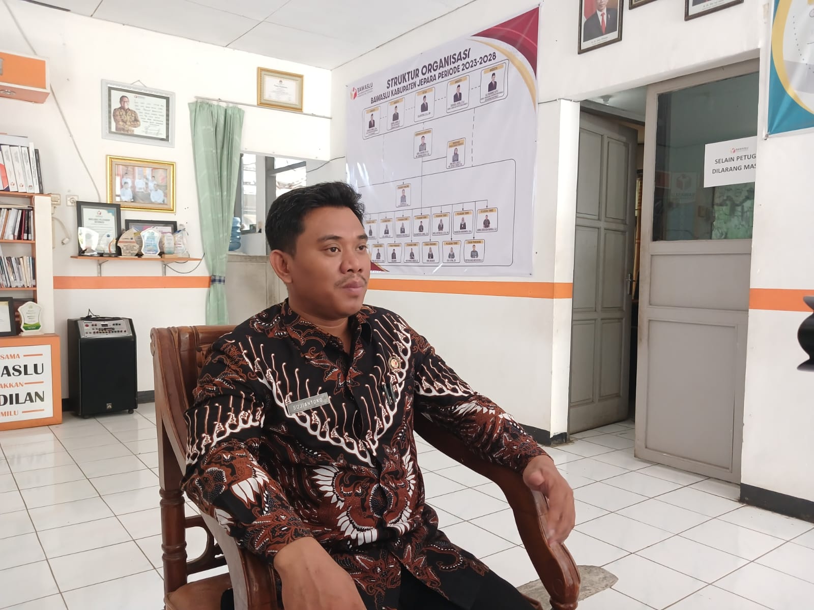 Ketua Badan Pengawas Pemilu (Bawaslu) Kabupaten Jepara Sudjiantoko saat ditemui di Kantor Bawaslu Jepara pada Jumat (10/11/2023) (KlikFakta/Nur Ithrotul Fadhilah)