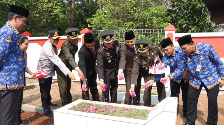Upacara ziarah dan tabur bunga di TMP Giri Dharma Jepara, Jumat (10/11/2023)