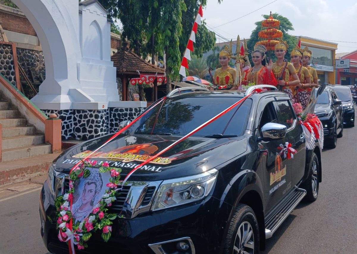 Iring-iringan kirab Ratu Kalinyamat yang dinobatkan menjadi pahlawan nasional digelar Pemerintah Kabupaten Jepara pada Senin (13/11/2023) (KlikFakta/Nur Ithrotul Fadhilah)