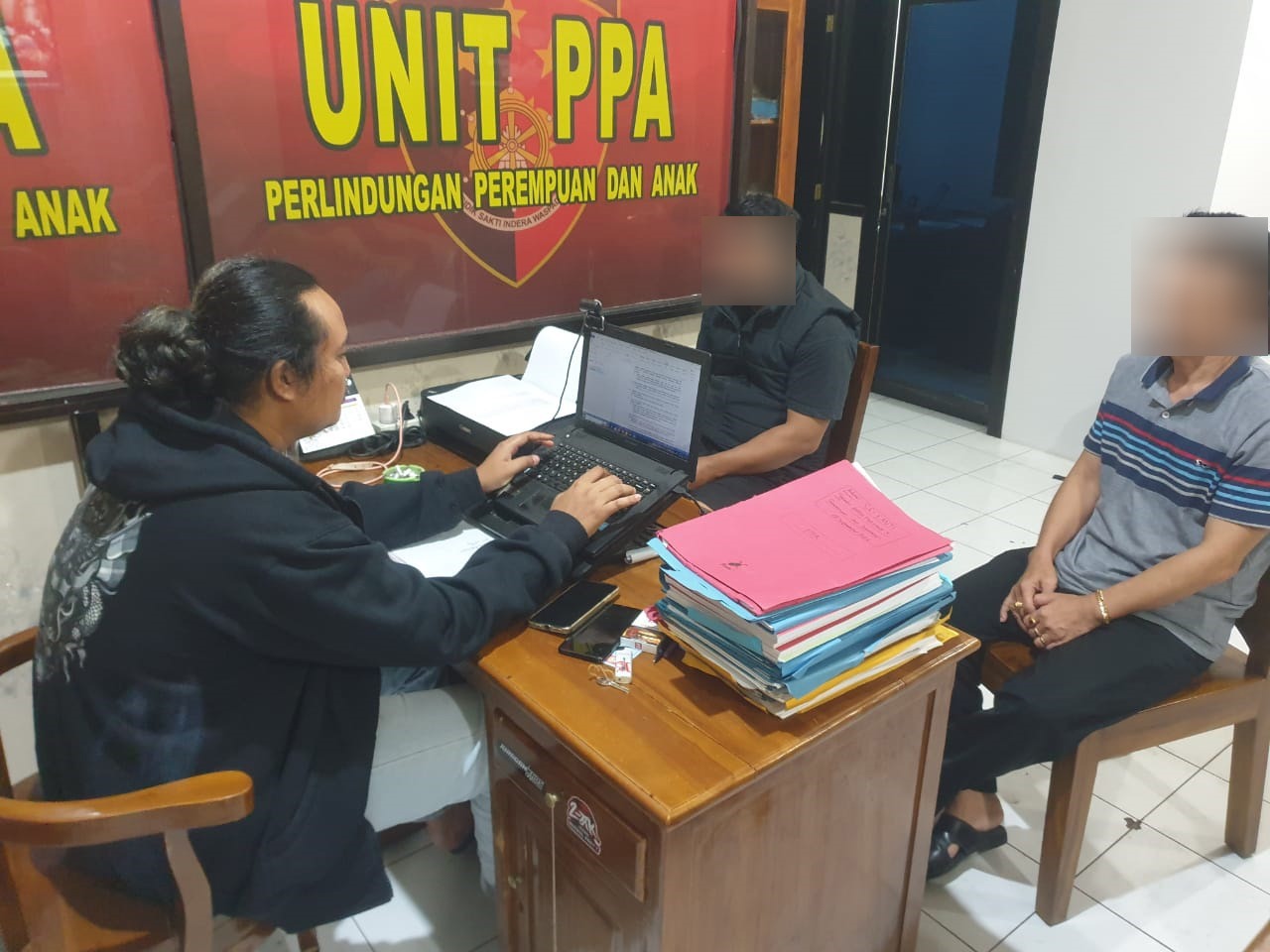 Terduga pelaku perbuatan cabul terhadap seorang perempuan di salah satu studio foto di Kelurahan Saripan, Kecamatan/Kabupaten Jepara Kota diamankan ke Mapolres Jepara (Dok. Polres Jepara)
