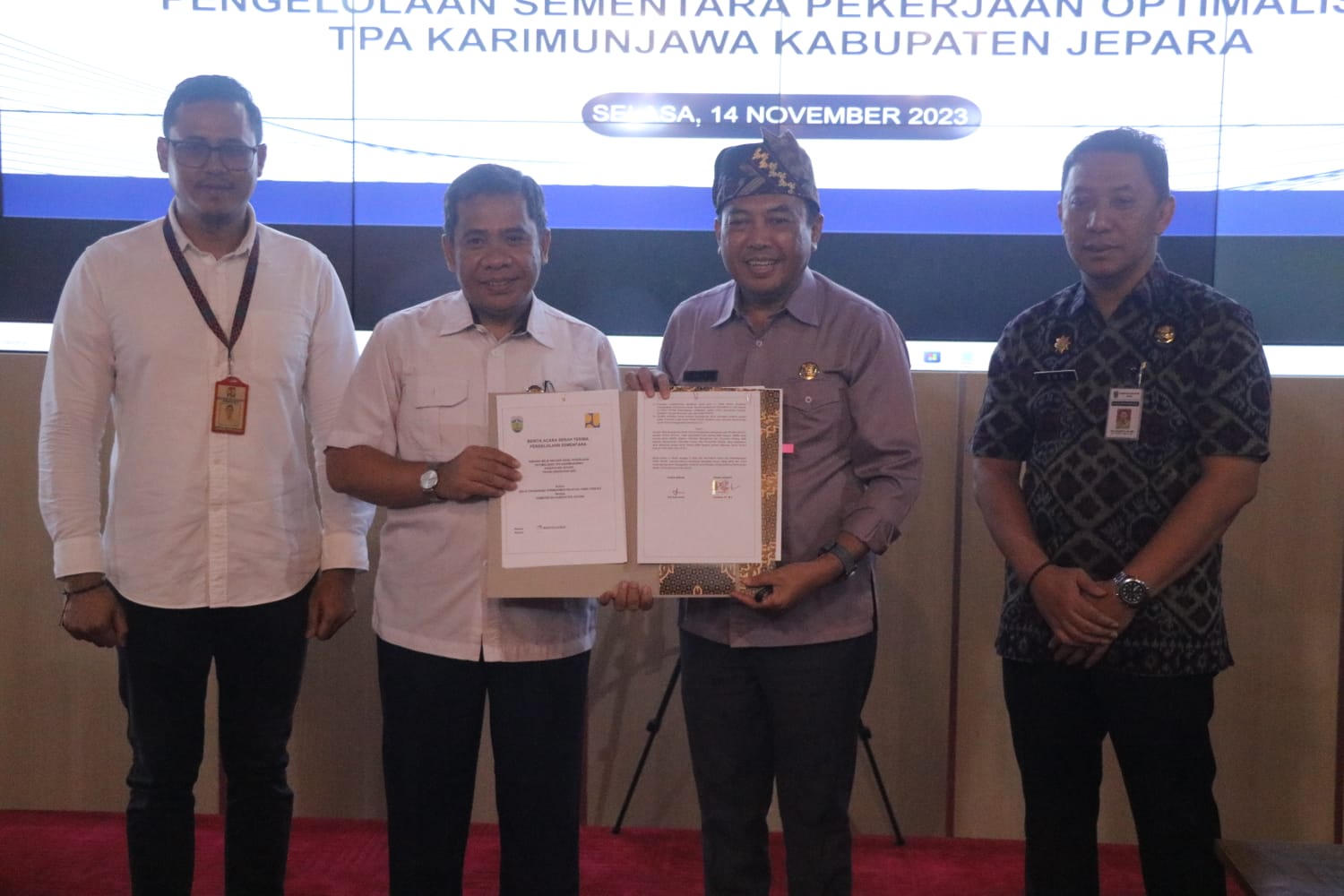 Pengelolaan sementara pekerjaan optimalisasi TPA Karimunjawa ditandai dengan penandatangan MOU (Memorandum of Understanding) Kementerian PUPR yang diwakili Kepala Balai Prasarana Permukiman Wilayah (BPPW) Jawa Tengah Kuswara dan Penjabat Bupati Jepara Edy Supriyanta, pada Selasa (14/11/2023) di kantor Setda Jepara (Dok. Diskominfo Jepara)