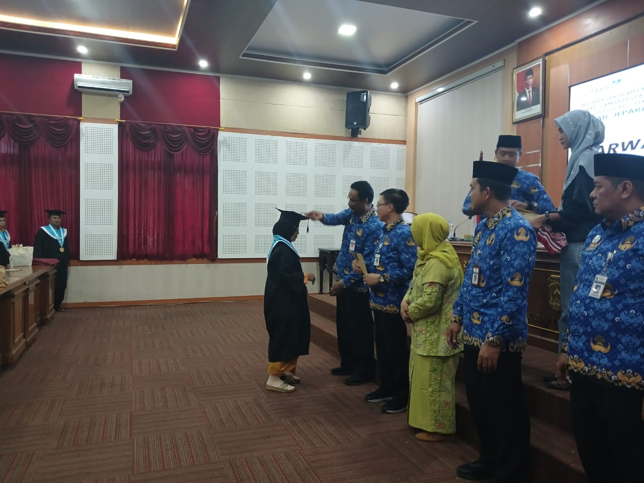 81 lansia baik laki-laki maupun perempuan mengikuti wisuda sekolah lansia standar 1 (S1) pada Jumat (17/11/2023) di Gedung Shima, Jepara (KlikFakta/Nur Ithrotul Fadhilah)