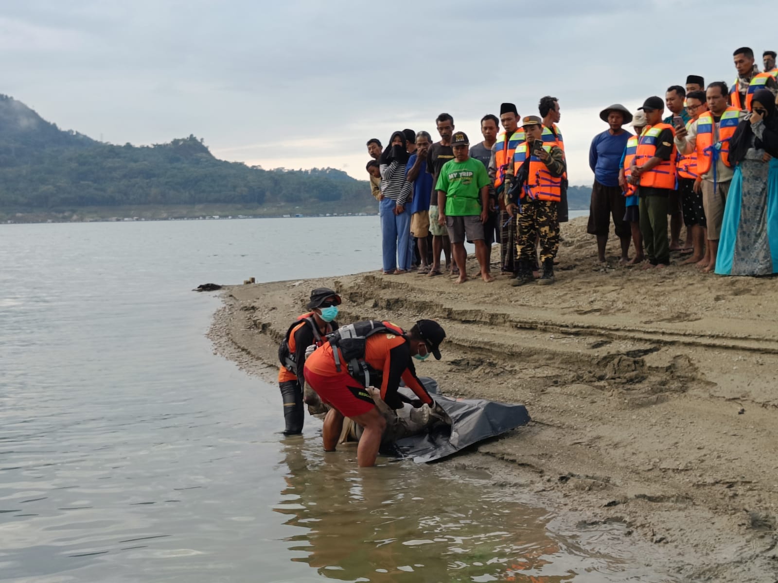 Tim SAR gabungan menemukan jasad korban tenggelam diduga terpeleset saat mencari ikan di Waduk Wadaslintang pada Selasa ( 21/11/23) (Dok. SAR Semarang)